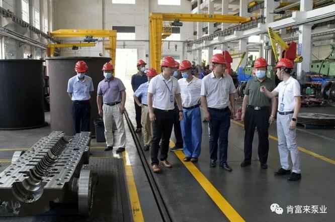 董事长、总经理陈迪,党委副书记黎宇明陪同调研组一行参观开云手机官方网站登录官网-开云(中国)展览室