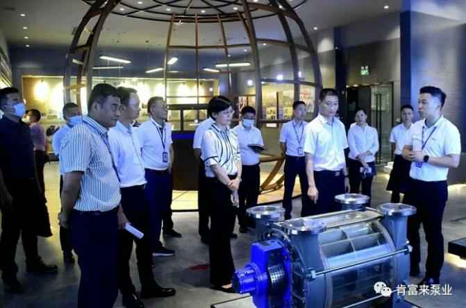 公司董事长、总经理陈迪(右一)向李军区长(右二)一行介绍开云手机官方网站登录官网-开云(中国)产品